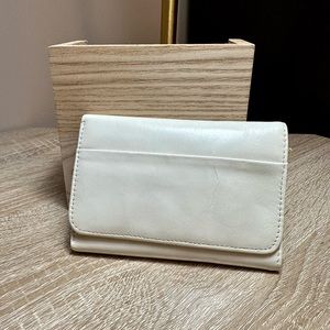 Hobo Jill Wallet in Latte